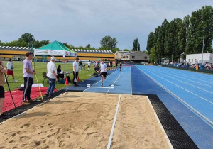 Uczeń na bieżni przed skokiem w dal