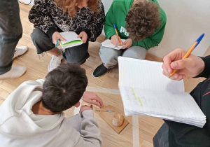 Uczniowie opisują narzędzia zbrodni Balladyny