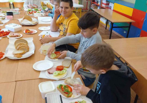 Uczniowie kroją warzywa na kanapki