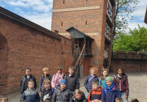 Zdjęcie grupowe przed Krzywą Wieżą