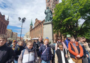 Zdjęcie grupowe przed pomnikiem Mikołaja Kopernika