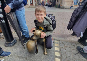Uczeń i pomnik pieska