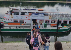 Statek białej floty a przed nim uczniowie