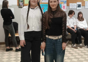 Dziewczęta pozują do fotografii - skupiony uśmiech, ale jest