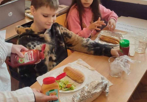 Doprawianie hot dogów ketchupem