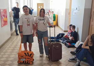 Książki i zeszyty w walizkach zamiast plecaków