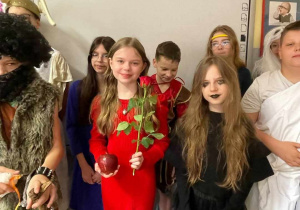 Zdjęcie grupowe - uczniowie w przebraniach z Mitologii