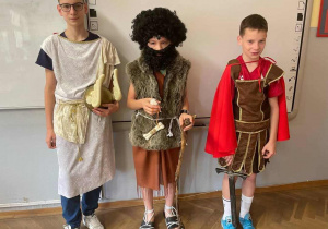 uczniowie w przebraniach z Mitologii
