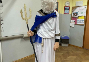 uczeń w przebraniu z Mitologii