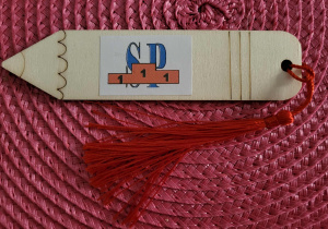 zakładka do ksiązki w formie ołówka z logo SP 111