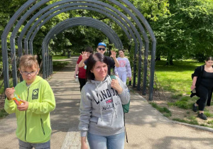 Uczeń i nauczycielka idą przez park
