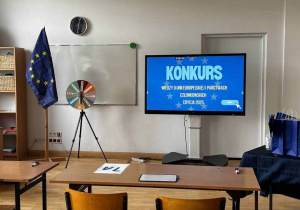 Dekoracja sali oraz przygotowany monitor multimedialny i koło "fortuny"