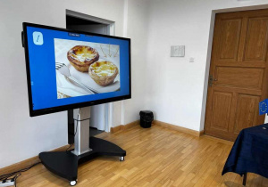 monitor multimedialny a na nim zadanie - zdjęcie przysmaku z kraju członkowskiego UE