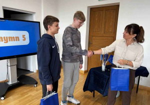 Pani Dyrektor wręcza nagrody zwycięzcom