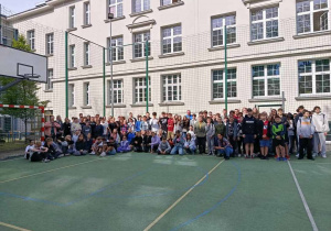 Zdjęcie grupowe na tle budynku szkoły