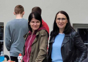 Panie nauczycielki obserwują uczniów podczas pikniku