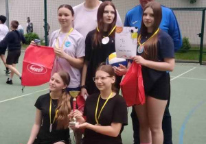 Zdjęcie grupowe uczniów nagrodzonych i nauczyciela w-f