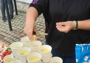 Uczennica przygotowuje napoje