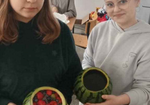 dziewczęta ze słodkościami - galaretka z owocami w arbuzach
