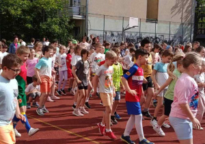 dzieci na boisku