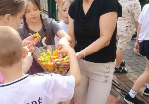 częstowanie salatką owocową