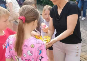 Mama z RR częstuje dzieci sałatką owocową