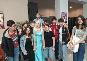Uczennica - tancerka ze swoją klasą