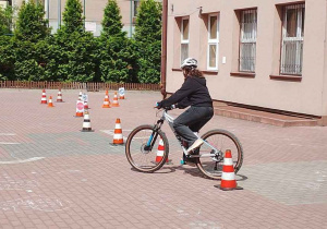 Uczeń pokonuje tor przeszkód podczas egzaminuna kartę rowerową