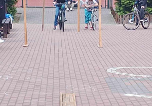 Uczeń pokonuje tor przeszkód podczas egzaminuna kartę rowerową
