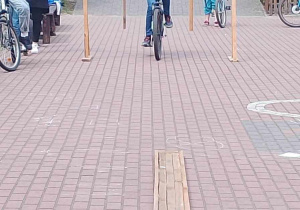 Uczeń pokonuje tor przeszkód podczas egzaminuna kartę rowerową