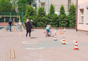 Uczeń pokonuje tor przeszkód podczas egzaminuna kartę rowerową