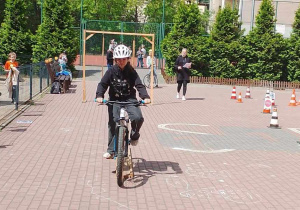 Uczeń pokonuje tor przeszkód podczas egzaminuna kartę rowerową