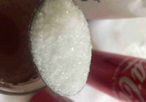 Doświadczenie z herbatą oi cukrem - tyle łyzeczek cukru ile zawiera puszka coca - coli