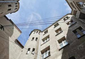 Widok nieba z tzw studni - zamknięte podwórko wewnetrzne kamienic