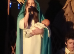 Uczennica w roli Maryi z Dzieciątkiem
