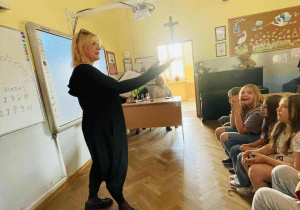 Nauczycielka odlicza czas potrzebny do udzielenia odpowiedzi