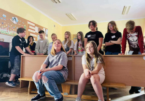 Zawodnicy będący w grze i z przodu już nie grający