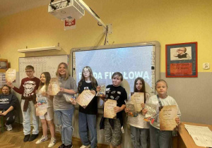 Zdjęcie grupowe - nagrodzeni uczniowie