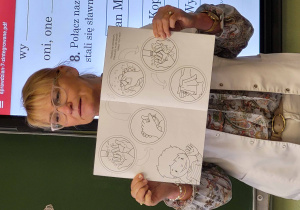Pani Pielęgniarka prezentuje obrazkową instrukcję poprawnego mycia rąk.