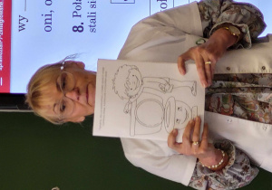 Pielęgniarka prezentuje ilustrację, kiedy należy myć ręce - po skorzystaniu z toalety