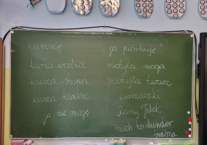 Zielona tablica z zapisanymi wyrażeniami, które doskonale zastępują niekulturalne i wulgarne zwroty.
