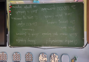 Zielona tablica z zapisanymi wyrażeniami zastępującymi wulgaryzmy