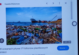 Prezentacja multimedialna - widok brzegu morza zasypany plasikowymi odpadami