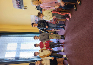 Uczniowie z wychowawcą i Seniorami wspólna zabawa w rytm muzyki