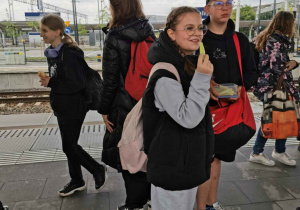 Na peronie kolejowym - oczekiwanie na pociąg