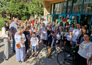 Rodzice i uczniowie klas pierwszych czekają na swoje panie