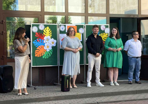 Pani Dyrektor wita uczniów i rodziców, przedstawia kadrę nauczycielską