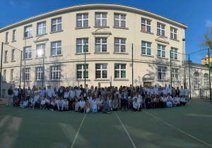 Uczniowie klas starszych na tle budynku przy ul. Jaracza 26