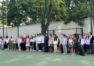 Uczniowie klas starszych słuchają przemówienia Pani Dyrektor