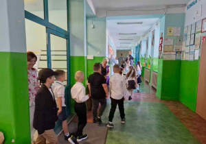 Uczniowie wchodzą pierwszy raz w tym roku na szkolne korytarze